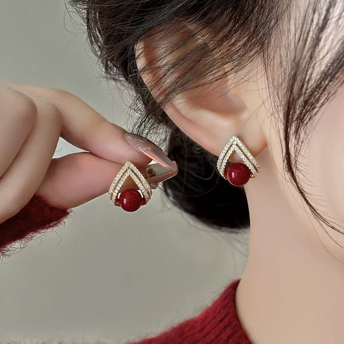 Brincos de Pérola Vermelha Vin - Pearl Earring Stud avaliação e preço