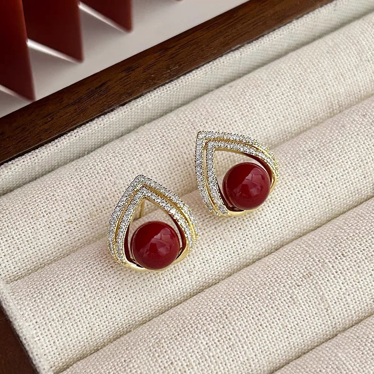 Brincos de Pérola Vermelha Vin - Pearl Earring Stud avaliação e preço
